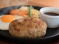 肉汁をたっぷり閉じ込めたボリューミーな逸品『レギュラー鉄板ハンバーグ』