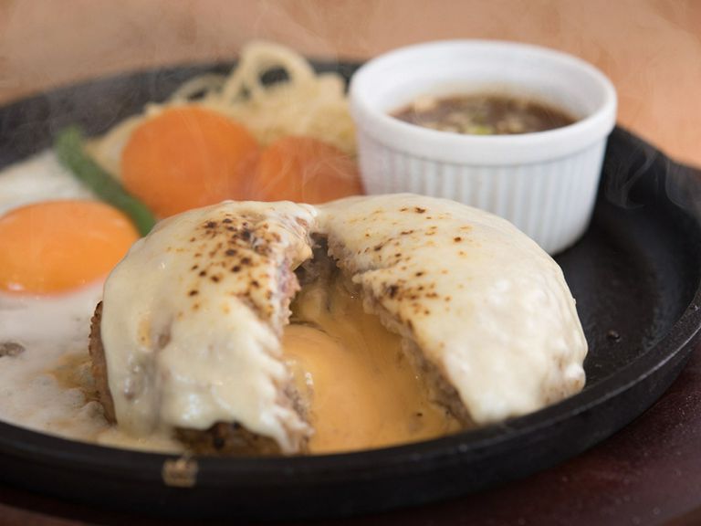 チーズがとろりと濃厚！『トロっとチーズのせ鉄板ハンバーグ』