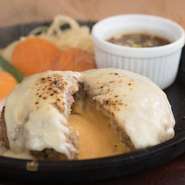 チーズがとろりと濃厚でジューシーなお肉と相性抜群。とろけるチーズを味わえます。