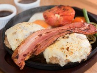 トッピングが充実したボリューム満点のメニュー『クマタイB.T鉄板ハンバーグセット』