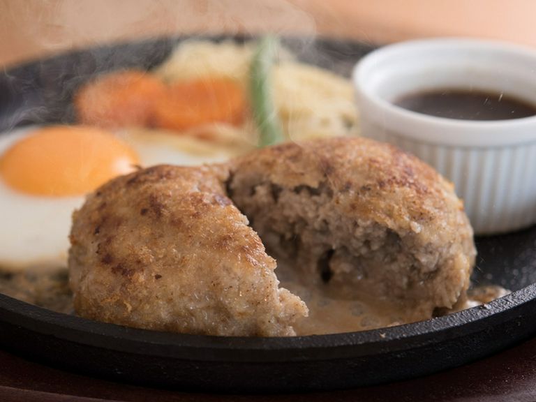 最後の一口までジューシーに!『レギュラー鉄板ハンバーグ』