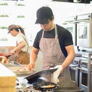 清潔感のある接客を心がけています。スタッフの服装はカジュアルで親しみやすいものの、お店のイメージを崩さないことを重視。カフェのように明るい空間で、お食事をお楽しみください。