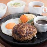 誰よりもハンバーグが好きだからこそ、他では食べられないハンバーグをつくりました。パン粉を周りにつけて、肉汁を外へ出さない工夫をしています。ハンバーグ好きな方、たくさん食べたい方はぜひご来店ください。