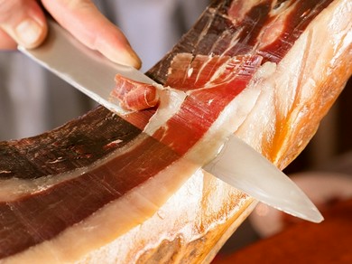 気軽に立ち寄れる銀座のCasita。生ハムやワインでスペイン気分を