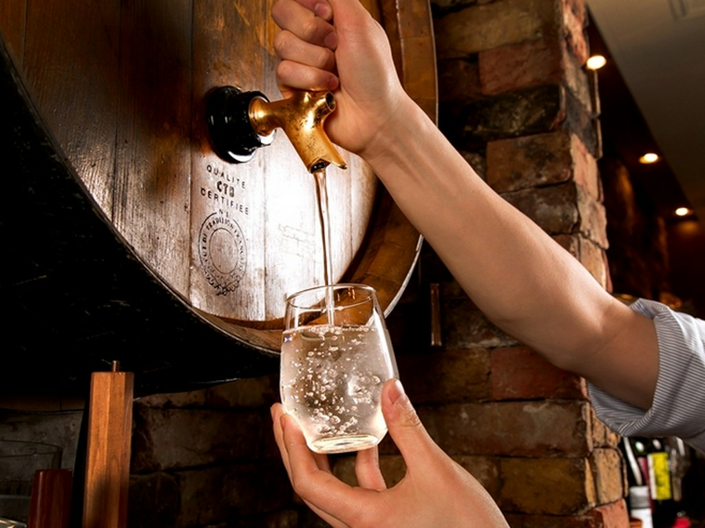 豊富なワインや生シードラ、世界各国のビールも