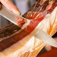 本場の味わいを再現。長期熟成『イベリコ豚の生ハム』