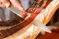 本場の味わいを再現。長期熟成『イベリコ豚の生ハム』