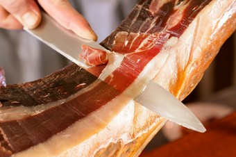 本場の味わいを再現。長期熟成『イベリコ豚の生ハム』