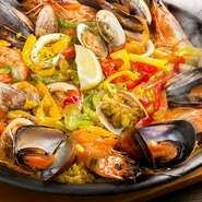 特製の濃厚魚介出汁で丹念に炊き上げた『天使海老のパエージャ』