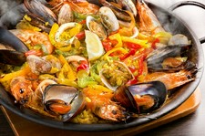 スペインタパス、ピンチョスやアヒージョ、メインは海鮮の旨味たっぷり魚介のパエージャをお楽しみ下さい
