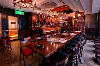 テーブル席カウンターのお席もございます