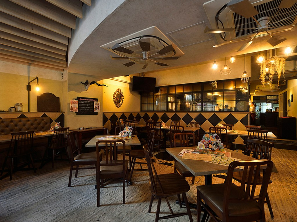 ゆとりの席配置。大きな窓から入る光が気持ち良い