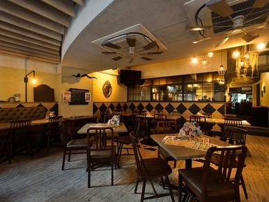 ゆとりの席配置。大きな窓から入る光が気持ち良い