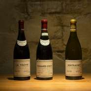 200種類以上が揃うというワインはその99％がフランス産。さらに、シンプルな料理との相性を考え、その大多数をブルゴーニュワインが占めるといいます。赤、白、泡とグラスワインも用意。