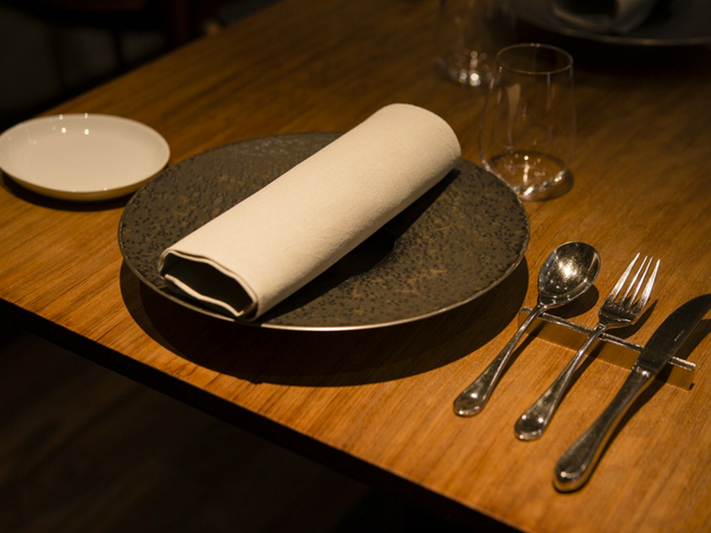 シンプルな料理を上品に演出するテーブルウェアとカトラリー