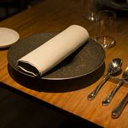 料理がシンプルな分、気を遣うのがテーブルウェアです。お皿はフランスのリモージュ地方の磁器などを使い、料理の美しさを引き立てます。肉料理のカトラリーにはフランスのラギオールを使用します。