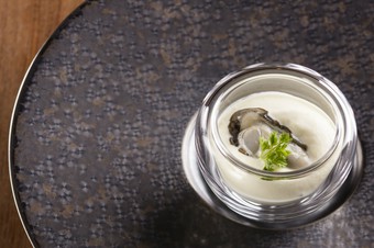 大崎上島産のストライプオイスターを生食でいただく『牡蠣とカリフラワー』