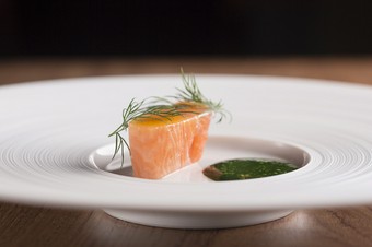 ほうれん草のピュレを合わせたシンプルな『サーモンのコンフィ』