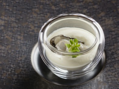 塩味とコク、甘さが渾然一体となる『牡蠣とカリフラワー』