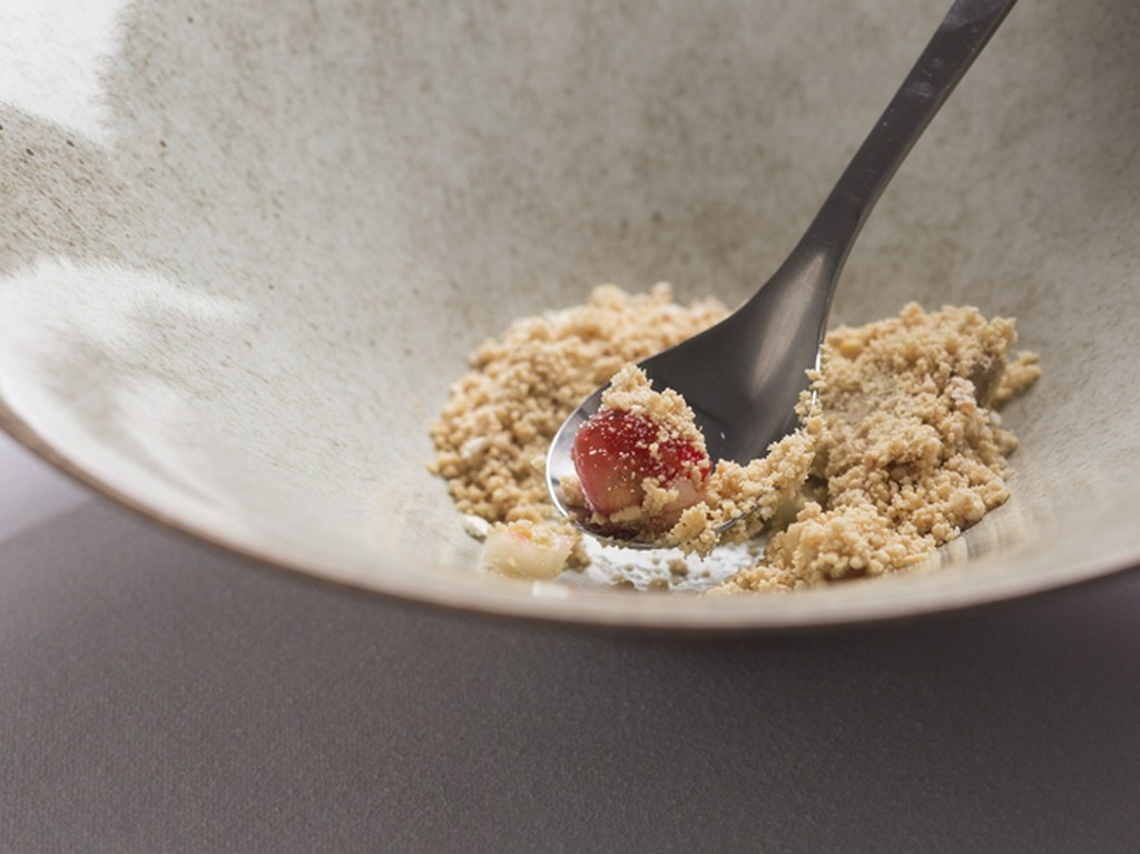 料理に合わせて変えていくカトラリーや食器類