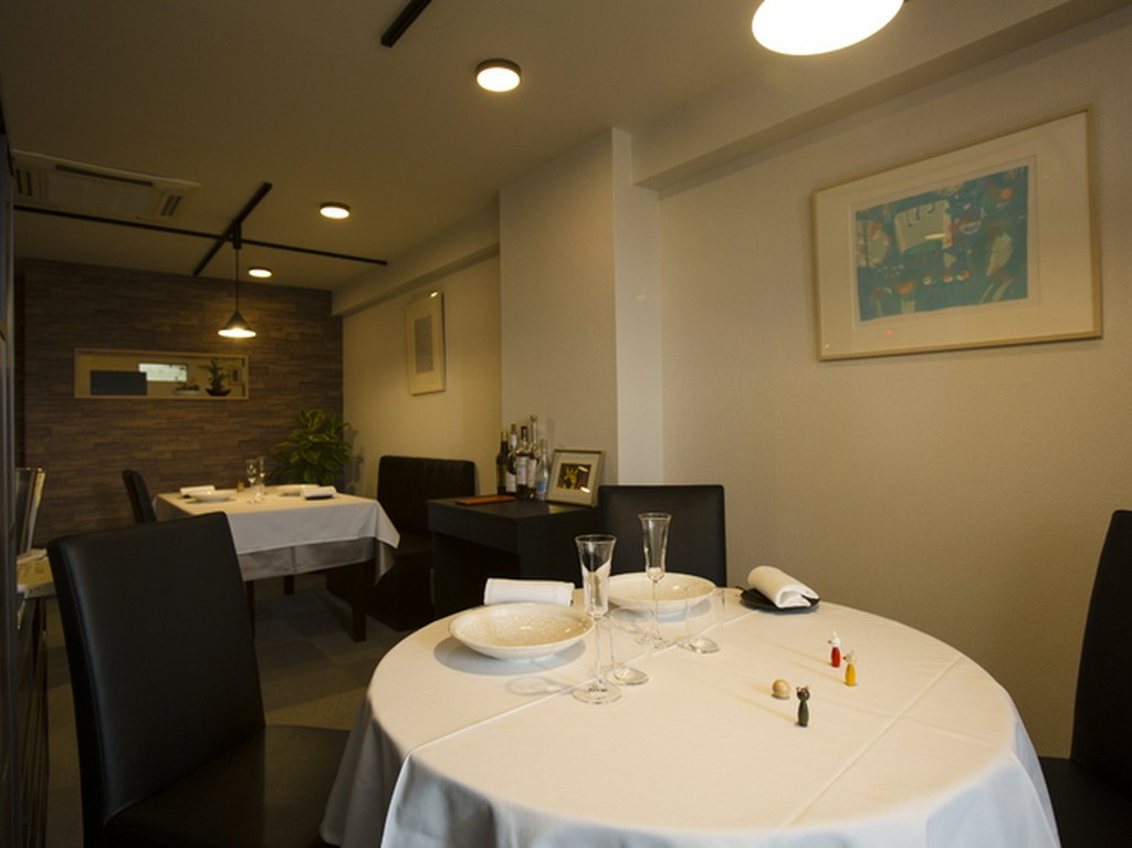 ゆとりのあるテーブルレイアウトが上質な食の時間を演出