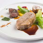 ロース肉、カシラ肉など異なる部位がひと皿に盛られる『豚 ジンジャー』