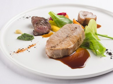 ロース肉、カシラ肉など異なる部位がひと皿に盛られる『豚 ジンジャー』