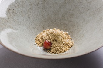 食べればしっかりフレンチの一品と納得する『フォアグラ リンゴ』