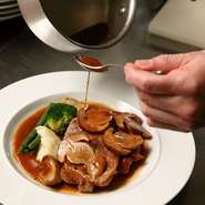 肉は何度もフライパンから出して休ませながら、ストレスがかからないように焼き上げます。内部の水分を逃さず、ジューシーに焼き上げられた肉は、ブイヨンとポルチーニの香り高いソースと好相性。
