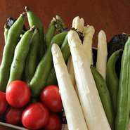 野菜は鮮度を重視するため国産が中心。しかし、際立った個性や利点がある場合は、あえて輸入物も使用します。巨大サイズで甘みの強いオランダ産ホワイトアスパラも、こだわり食材のひとつ。