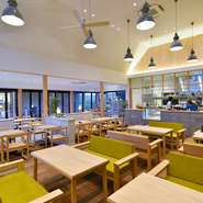 【土佐力舎Cafe】の空間は、天井・壁面・家具には土佐檜を使用している他、テーブル・チェア・ストーブすべてが高知産。