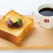 和菓子職人さんが丁寧につくる特製あんこ。トースト、バター、あんこがひとつになると、たまりません！深層水ブレンドコーヒーとご一緒にどうぞ。