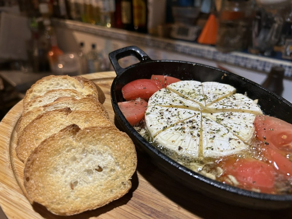 丸ごとカマンベールチーズのアヒージョ