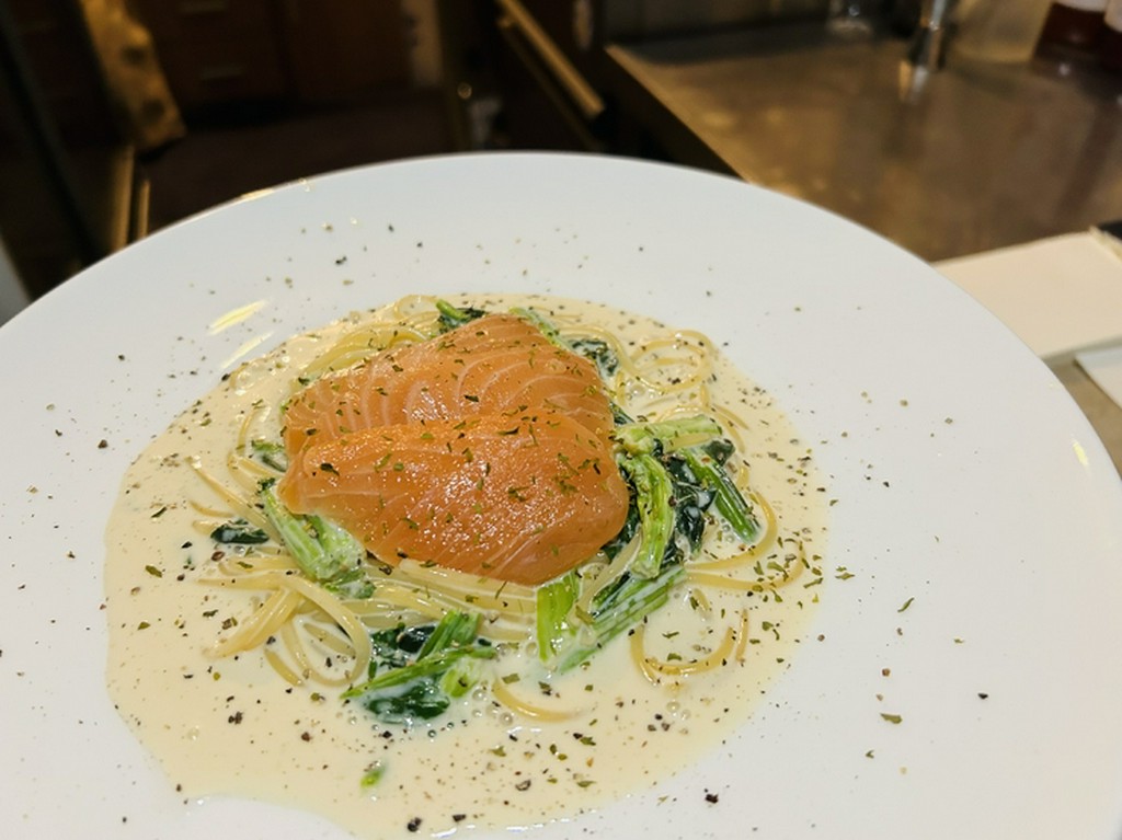 サーモンとホウレンソウのクリームスパゲティ