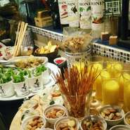 各種お料理に飲み放題をつけた、お得で楽しいコースです。818cafeならではのカフェメニューが充実した飲み放題と、目の前で作り上げる料理の数々をご堪能下さい♪