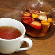 季節ごとに異なるフルーツが入ったあたたかい紅茶。四季折々のくだものの香りをお楽しみ頂けます。