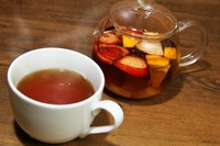 季節ごとに異なるフルーツが入ったあたたかい紅茶。四季折々のくだものの香りをお楽しみ頂けます。