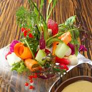 【AWkitchen】といえば『AW農園バーニャカウダ』。全国各地から毎日届く色鮮やかな新鮮野菜に、熱々の特製ソースをつけていただきます。瑞々しい素材本来の美味しさと自然な甘味が口いっぱいに広がり、幸せ気分。