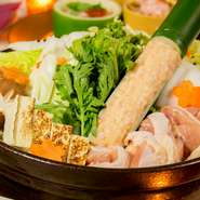 千葉県の銘柄鶏「水郷赤鶏」と契約農家直送の新鮮野菜を使用。鶏から出たダシに鰹、昆布などの魚介系スープを合わせ、あっさりめながら旨みたっぷりのお鍋に仕上げました。〆にはスープによく合う、うどんをどうぞ。