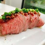 じっくりと低温で火を入れる事でお肉本来の旨味と柔らかさを引き出しました。
おススメの和牛創作料理