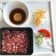 十勝・上士幌町育ちの和牛肉を特製のタレ、卵黄、白髪葱等の薬味と絡めて頂く、肉屋のユッケです。