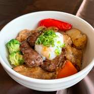 スープ・サラダ　付

牛肉と豚肉どちらも楽しめる
肉屋ならではの丼ランチ