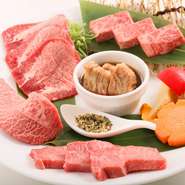 肉は、最高A5等級の北海道和牛にしぼった品揃え。その醍醐味を満喫できる『北海道和牛豪華焼肉プレート』には、特上カルビやタン、ハラミをはじめ、旨さにうなる肉が勢揃い。ミスジや友三角などの希少部位も登場。