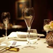 優雅な時間が流れる店内。テーブルセットも一つひとつにこだわりが感じられ、大人のデートに相応しい佇まいです。珍しい国産チョウザメを使った料理が、デートに華を添えてくれます。