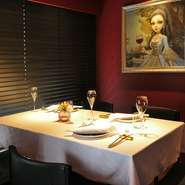 店内には、お店をイメージして描かれた女性作家の絵が飾られています。チョウザメの養殖をしているところから蝶が描かれていたり、ワインが描かれていたり。優しいタッチで、見る者の心を癒してくれます。