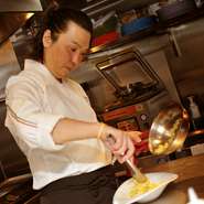 「キャビアという高級食材を、肩肘はらずに楽しんでほしい」という思いを込めたレストラン。できるだけリラックスして過ごしていただけるような雰囲気づくりに努めております。