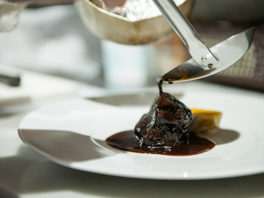 ゲストの装いの美しさを際立たせるシンプルな食器