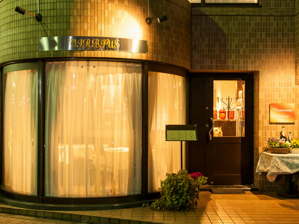 都会であることを忘れる水と緑に囲まれたロケーション