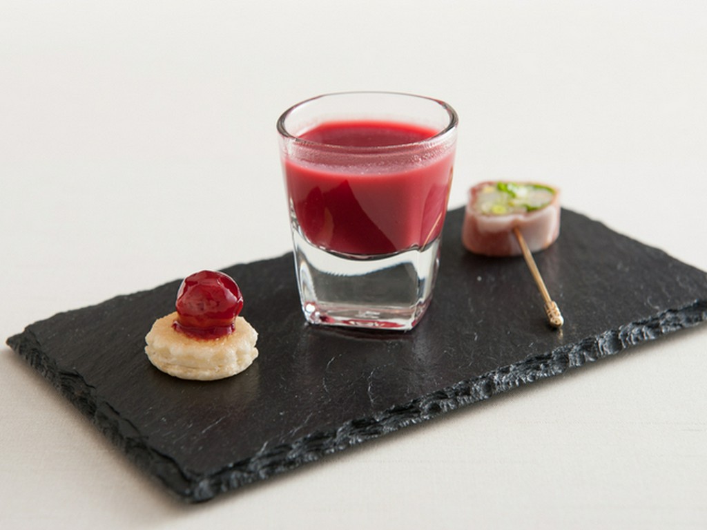  コースの幕開けに食前酒とともに味わう『アペリティ』