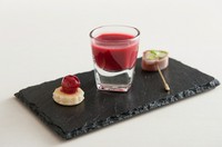 コースの幕開けに食前酒とともに味わう『アペリティ』